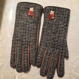 Elegant Houndstooth Gloves with Bear Design